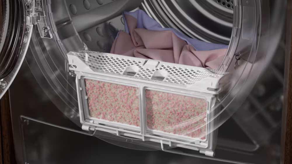 Pohled do bubnu su&scaron;ičky pr&aacute;dla AEG TR7394CC 7000 SensiDry a filtr EasyClean_02