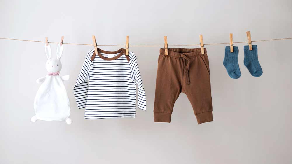 Dětské oblečení schnoucí na prádelní šňůře_04