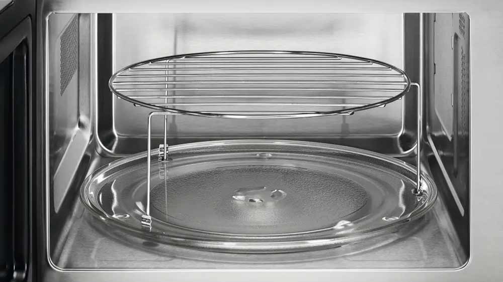 Grilovac&iacute; stojan jako souč&aacute;st balen&iacute; vestavn&eacute; mikrovlnn&eacute; trouby AEG OS5GM251EB_04