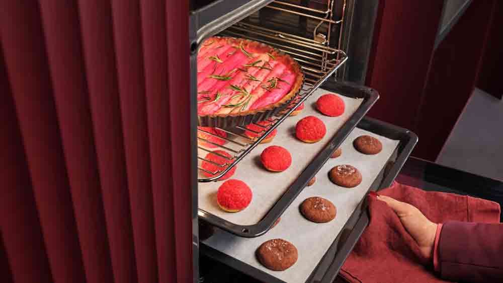 Příprava jídla na více úrovních s AEG SurroundCook TU5AB21FSB_02