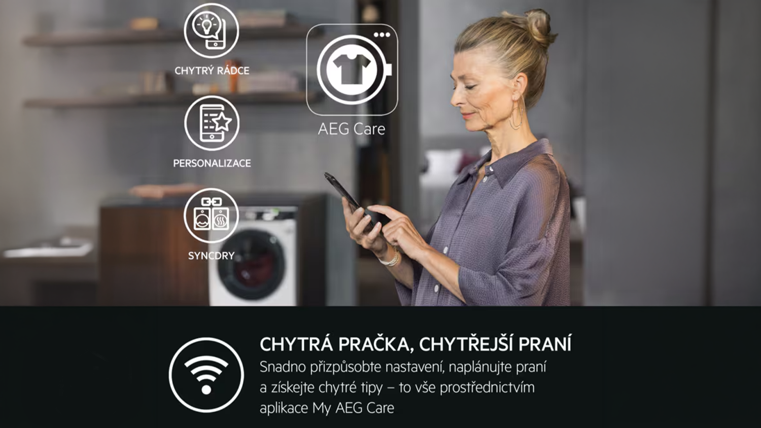 Žena obsluhuje pračku přes aplikaci_04