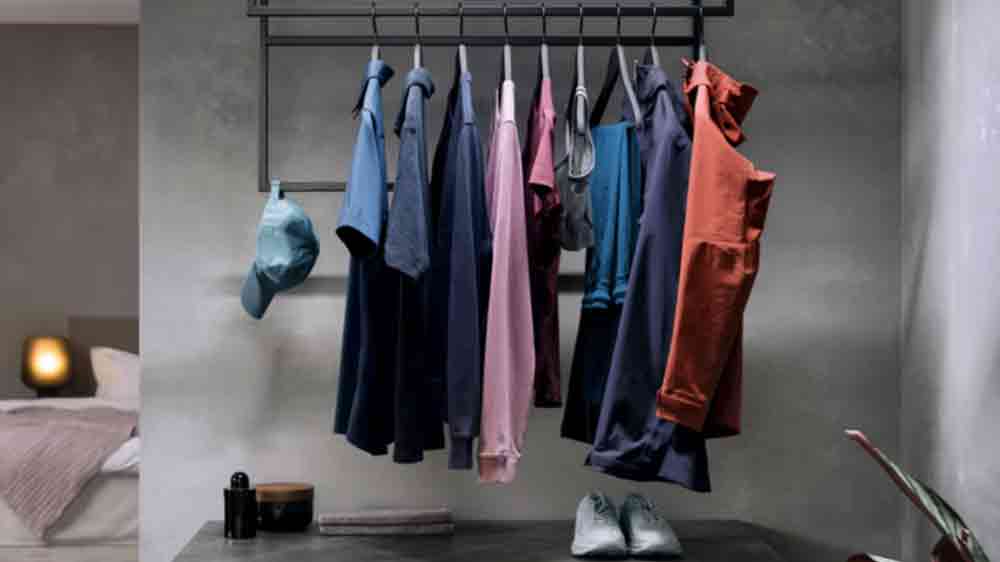 Oblečení pověšené na věšáku_05