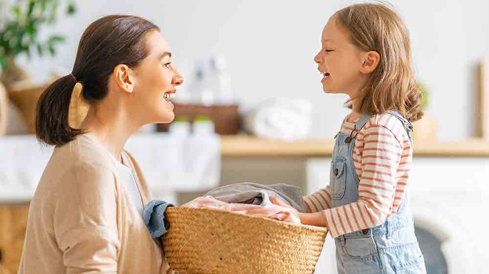 Matka a dc&eacute;ra upratuj&uacute; bielizeň_02