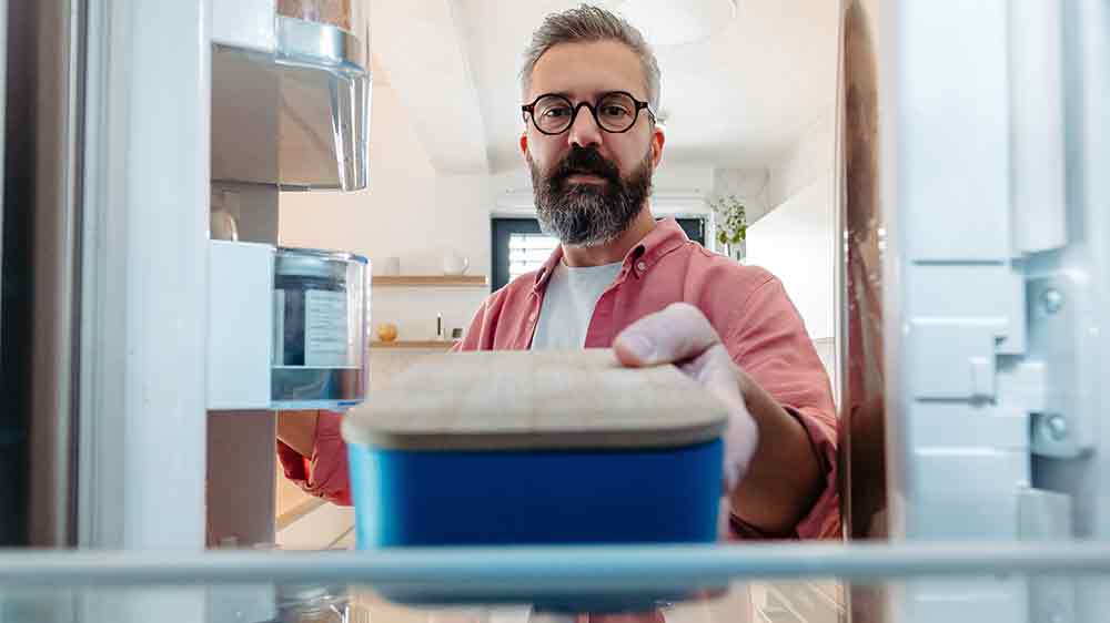 Muž vytahuje jídlo z lednice_03