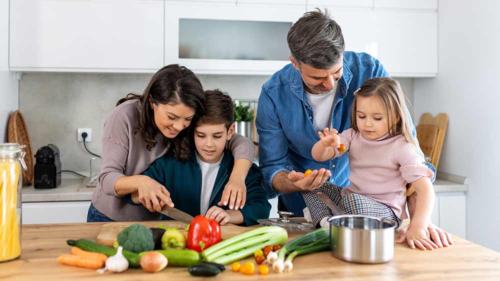 Rodina vaří v kuchyni_03