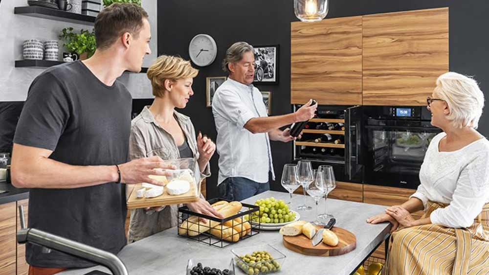 Lidé v kuchyni připravující pohoštění k vínu_03