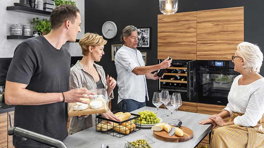 Lidé v kuchyni připravující pohoštění k vínu_03