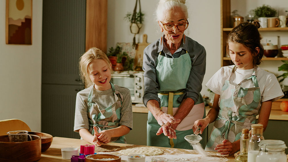 Starší žena peče sušenky s vnoučaty_04