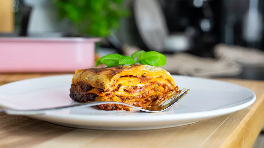 Lasagne zdobené bazalkou na porcelánovém talířku_04