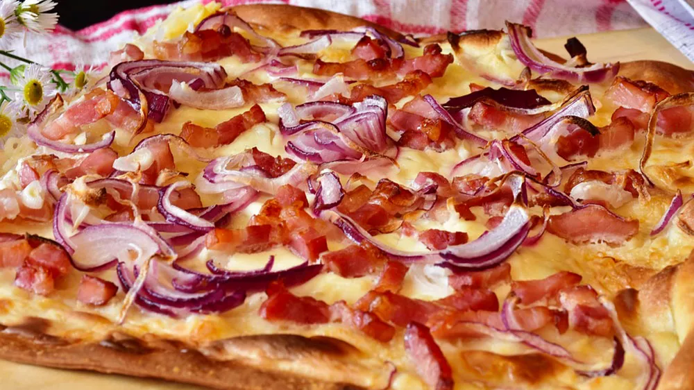 Na plechu pečená pizza se salámem a cibulí_03