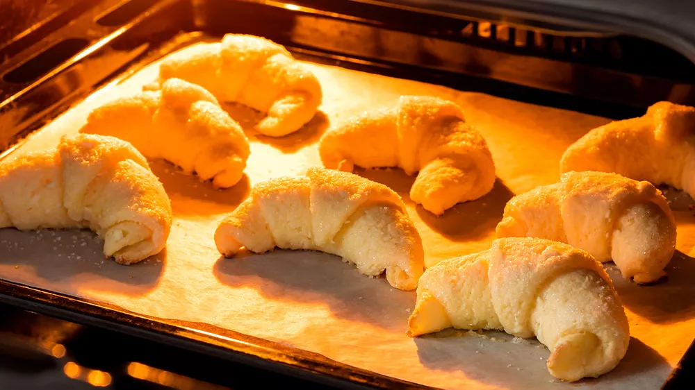 Croissanty na plechu, které se pečou v troubě_03