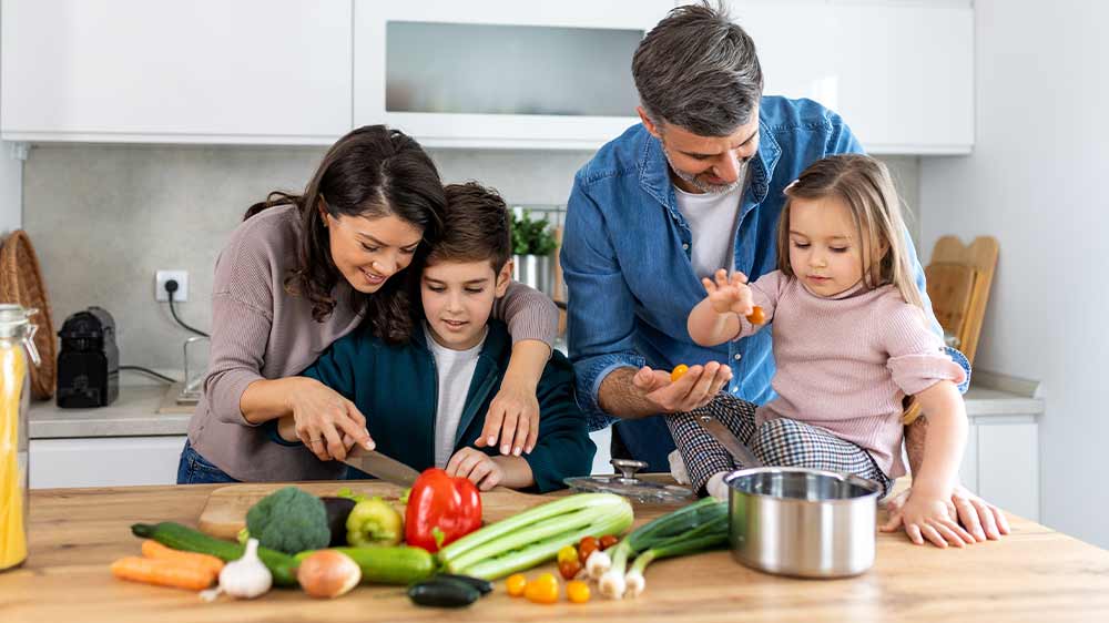 Rodina vaří v kuchyni_03
