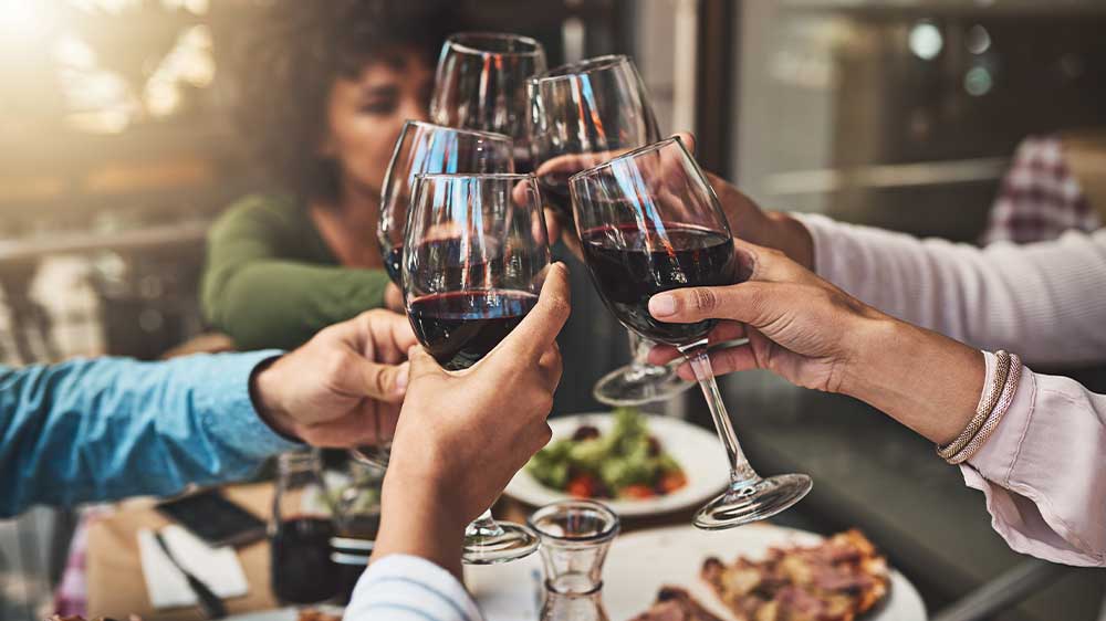 Skupina přátel si připíjí vínem_02