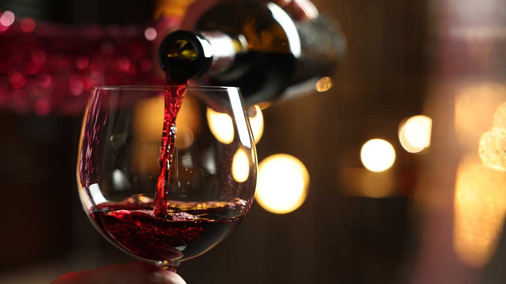 Nalévání vína do sklenky_03