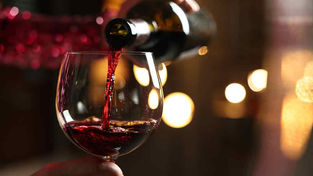 Nalévání vína do sklenky_03