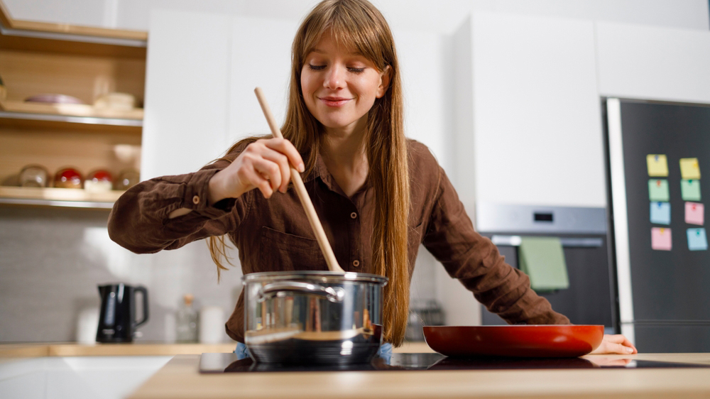 Žena vaří na indukční varné desce_02