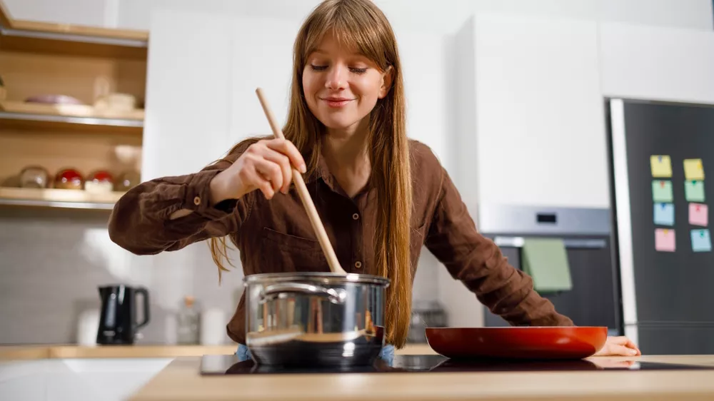 Žena vaří na indukční varné desce_02