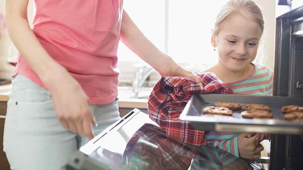 Maminka s dcerkou pečou cookies_02