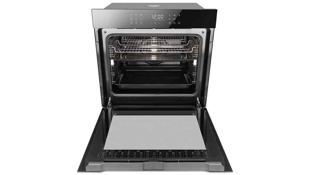 Vestavná horkovzdušná trouba s grilem AMICA TXH 212 RX s otevřenými dvířky_05