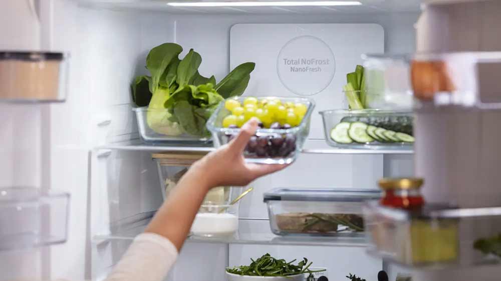 Žena vkládá potraviny do lednice Amica FY3279.6GDFB_04