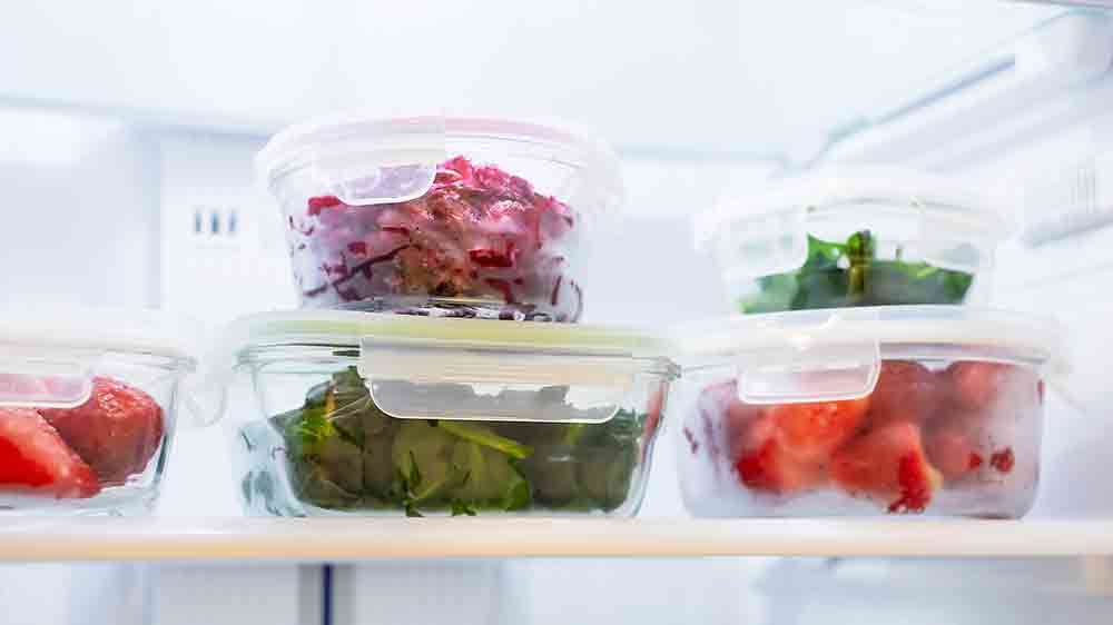 Ovoce a zelenina uložená v mrazáku v plastových krabičkách_02