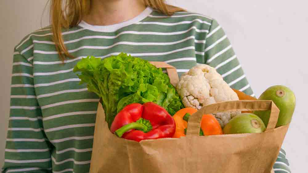Žena s taškou potravin_02