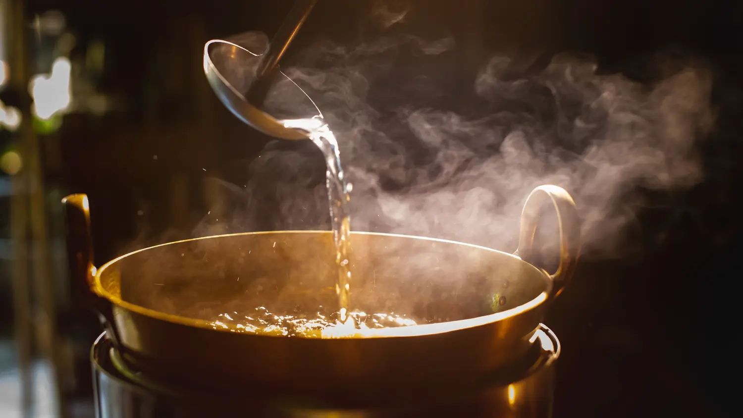 Hrnec osvětlen&yacute; světlem z odsavače par_03