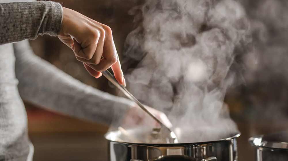 Žena vařící jídlo v hrnci_02