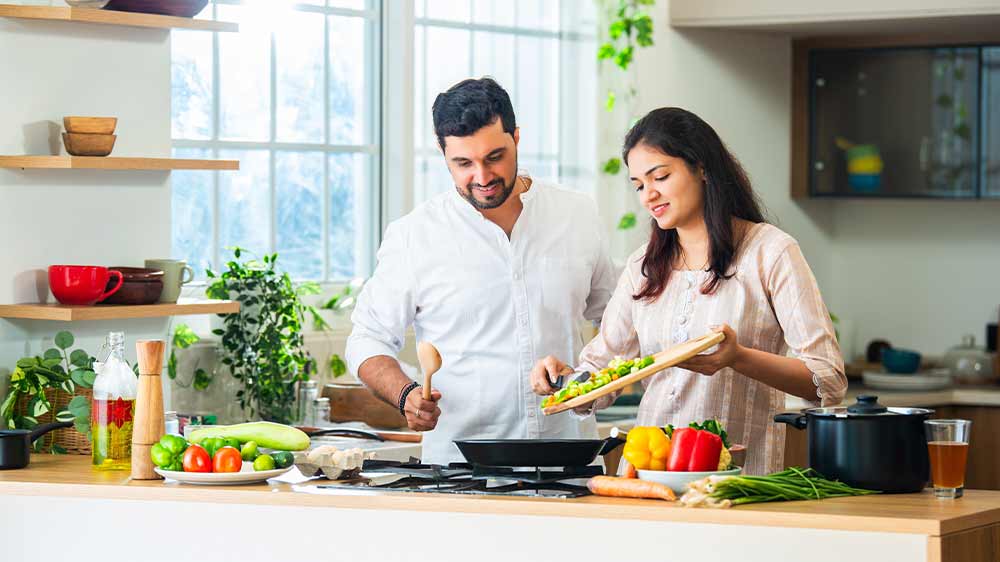 Muž se ženou vaří v kuchyni_03