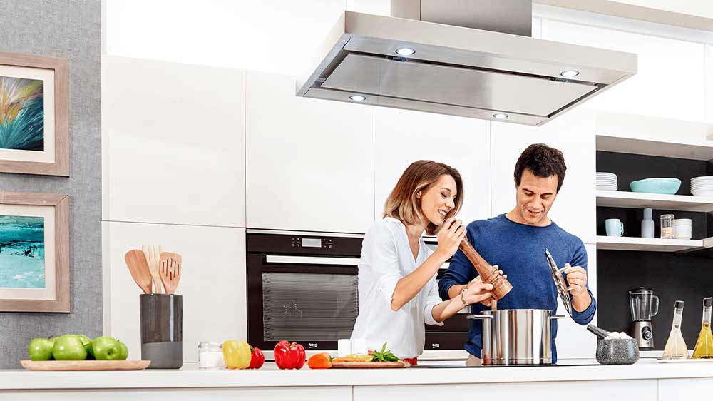 Mladý pár vaří pod digestoří Beco_03