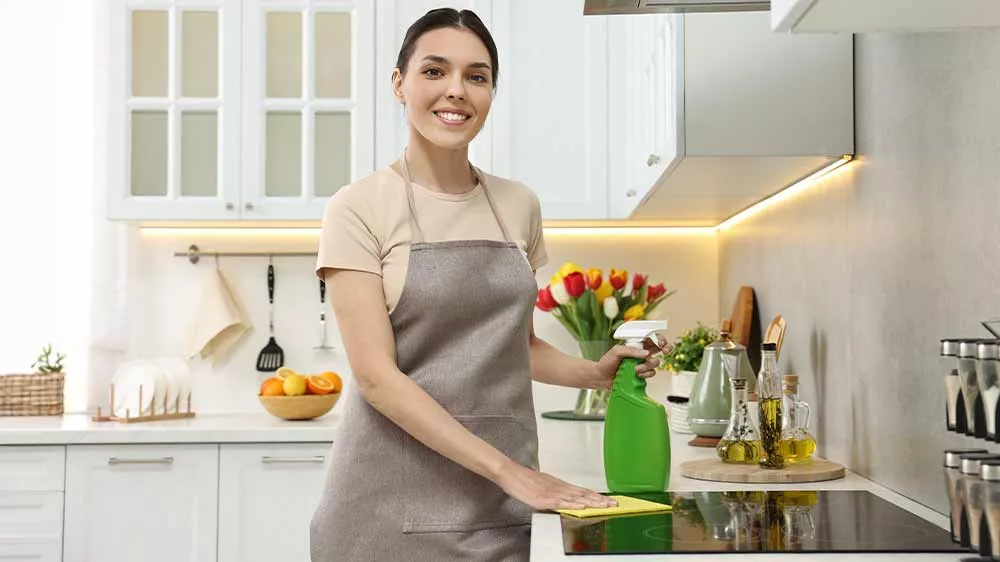 Žena čist&iacute; indukčn&iacute; desku_05