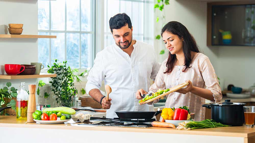 Muž so ženou varia v kuchyni_03