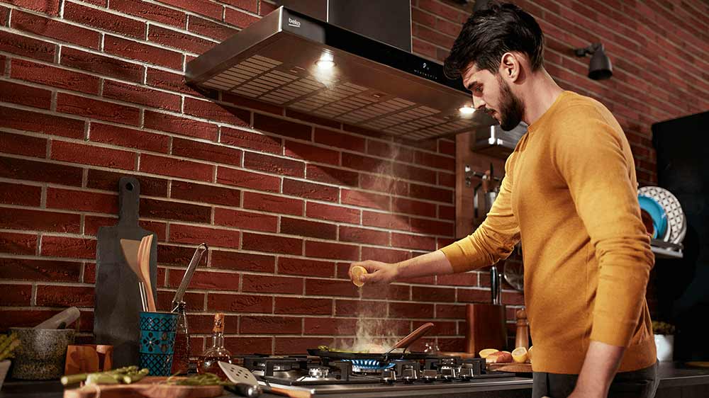 Muž vaří pod digestoří Beco_02