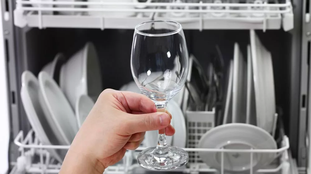 Leskl&aacute; sklenka z vestavn&eacute; myčky Beko DIS35020_03
