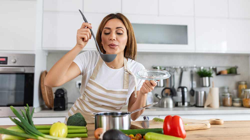 Žena vaří v kuchyni_03