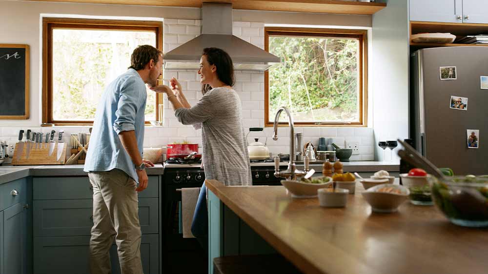 Pár vaří v kuchyni_04