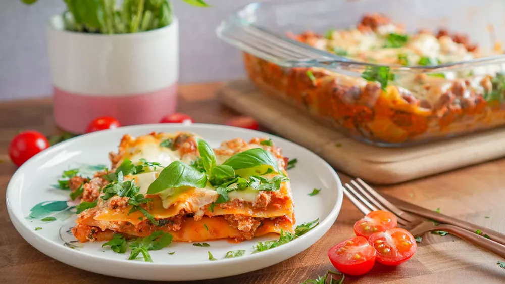 Lasagne serv&iacute;rovan&eacute; na porcel&aacute;nov&eacute;m tal&iacute;řku zdoben&eacute; petrželkou_03