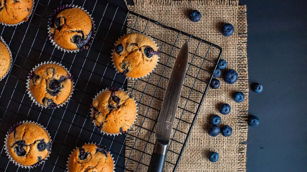 Čerstvě upečen&eacute; muffiny na kovov&eacute; mř&iacute;žce_04