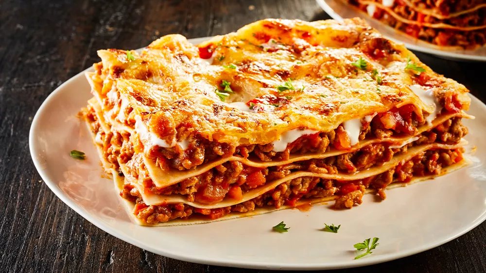 Porce lasagni na porcel&aacute;nov&eacute;m tal&iacute;ři_03