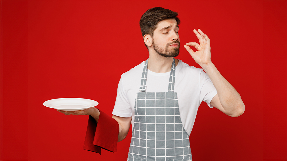 Muž v zástěře držící v jedné ruce taliř_07
