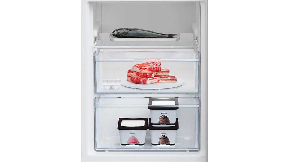 Prostor mrazáku kombinované chladnička Beko RCSA270K40WN_04