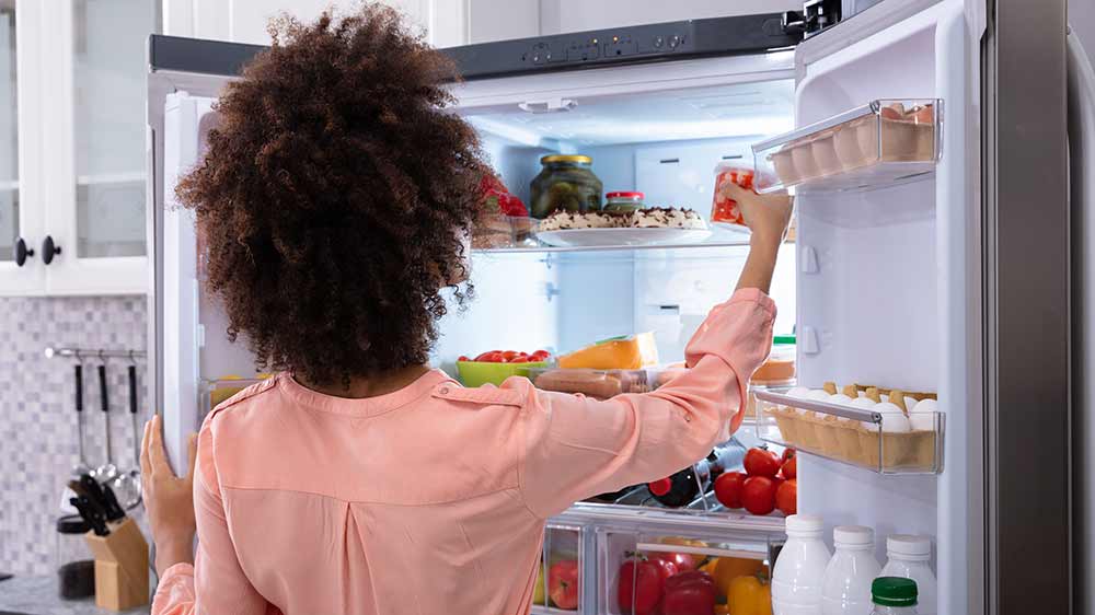 Žena u otevřené americké ledničky_06