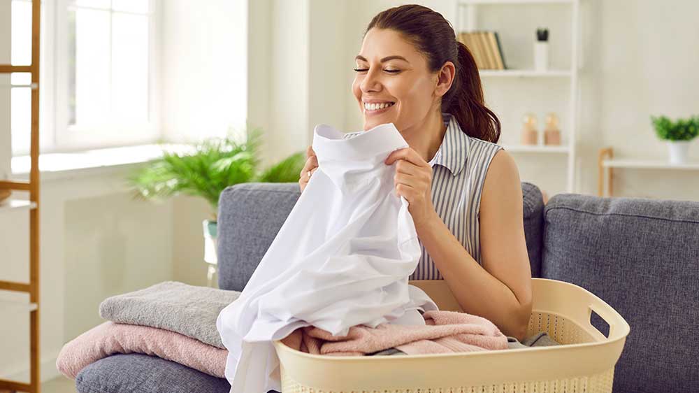 Mladá žena má radost z vypraného prádla_04