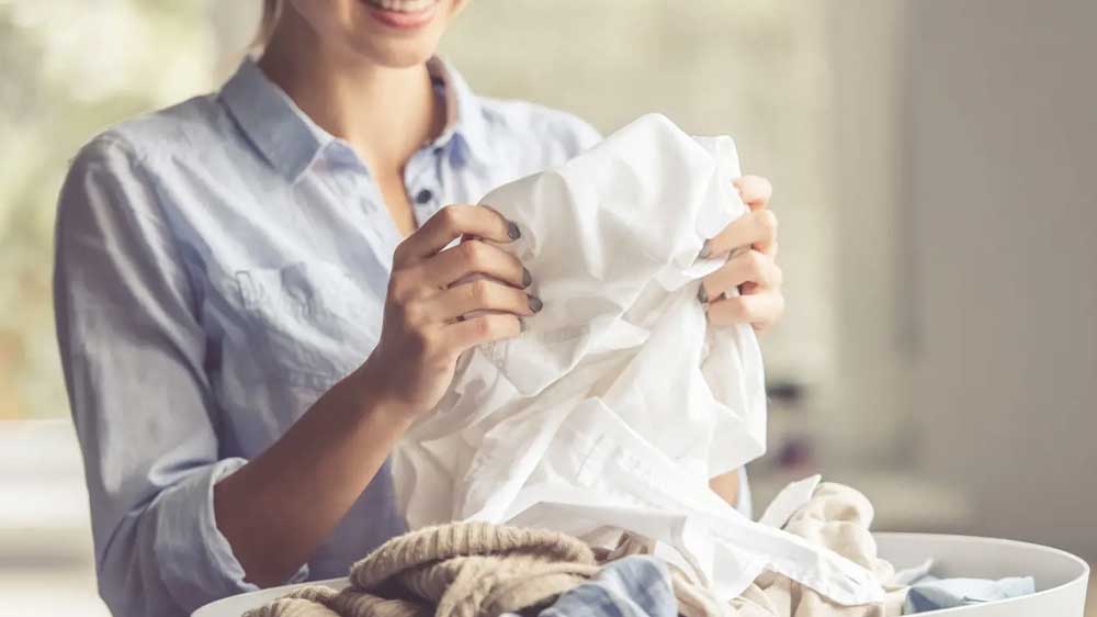 Šťastná žena radující se z čistého prádla_03