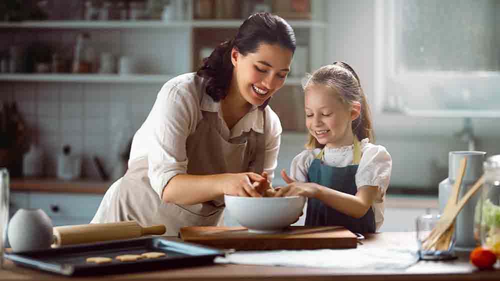 Matka s dcerou pečou_02