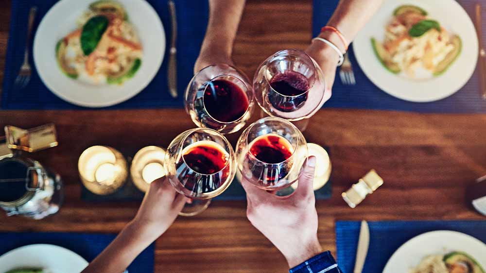 Stolování s perfektně čistým nádobím_02