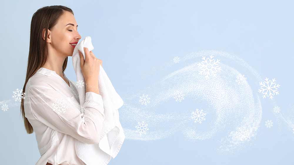 Mladá žena, která přivoněla k čerstvě vypranému svěžímu ručníku_02