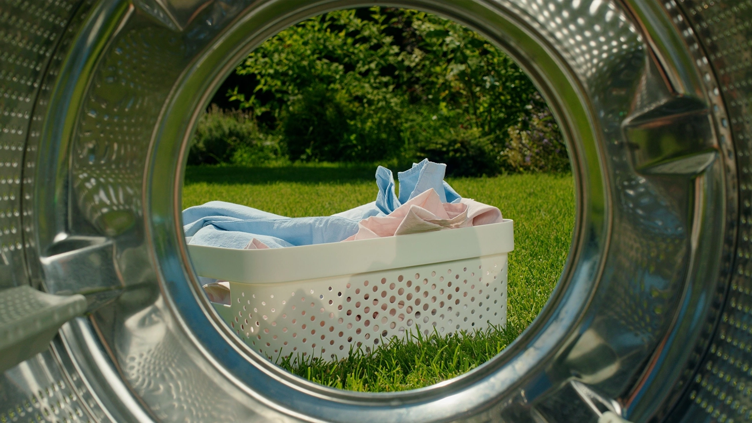 Koš s prádlem, pohled z bubnu pračky _03