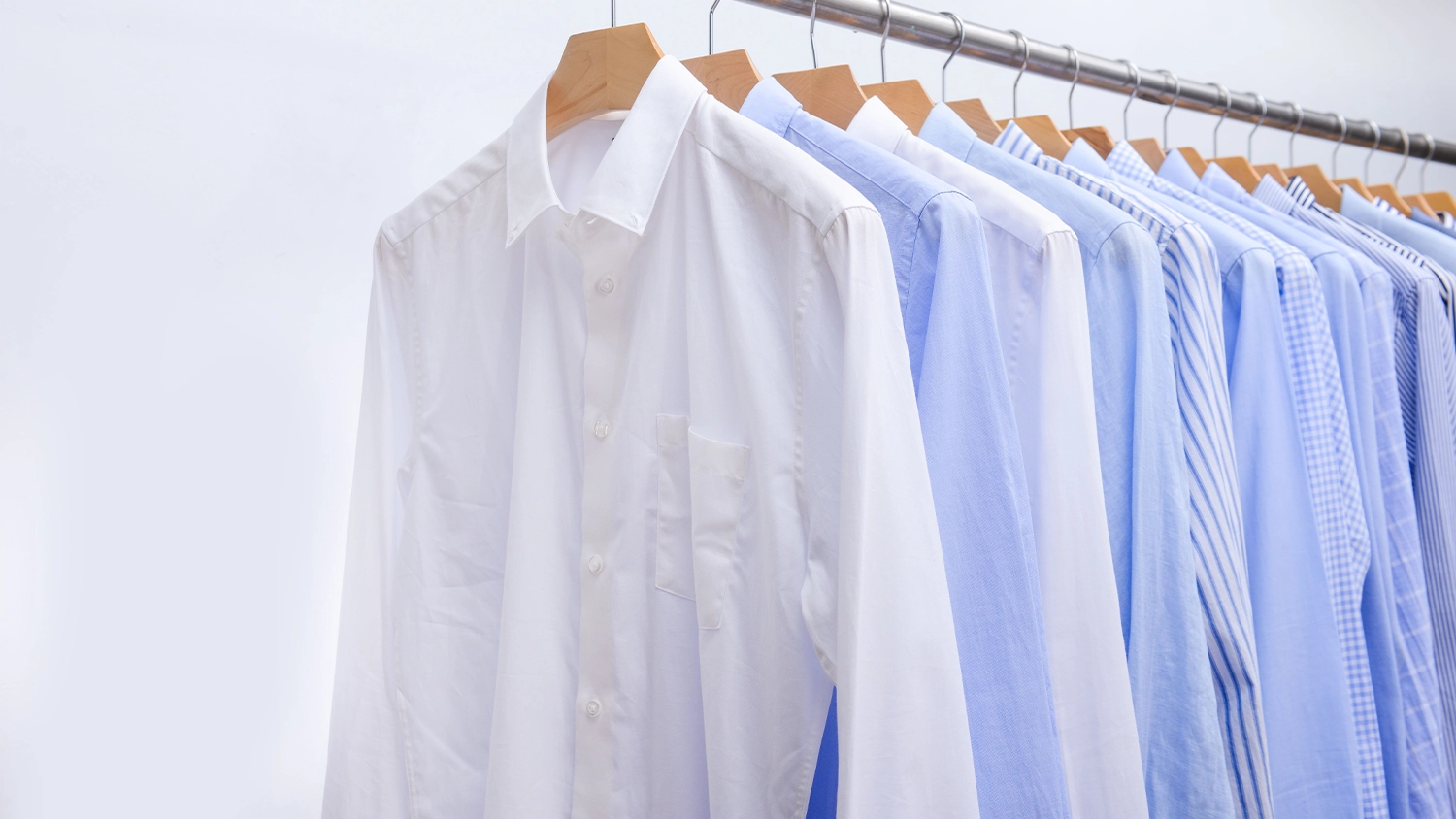 Vyžehlené košile na ramínkách _04