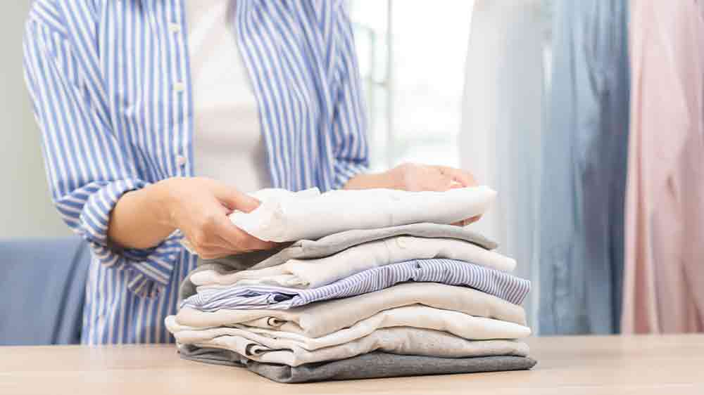 Žena sklad&aacute; vypran&uacute; bielizeň_04